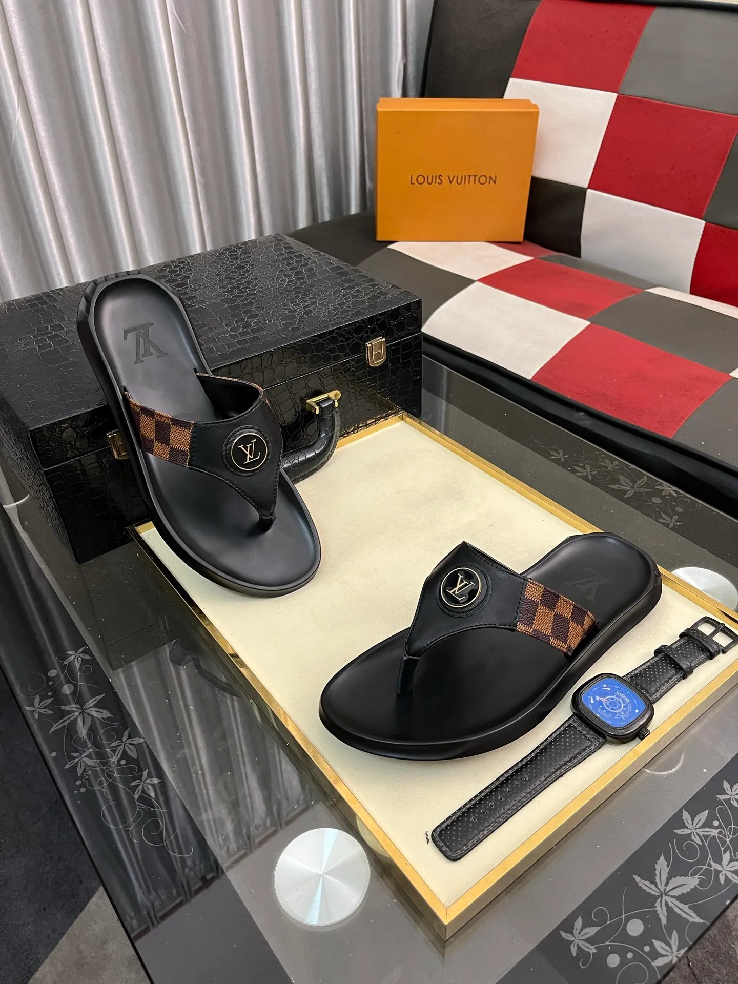 Men's shoes 💰260⌚️⌚️lv-Louis Vuitton) new men's sandals, high-end boutique, exquisite embossed logo decoration on the upper, fine workmanship, super soft soles, casual, loose and comfortable, a must-have in summer! \nsize: 38-443️⃣Colors available